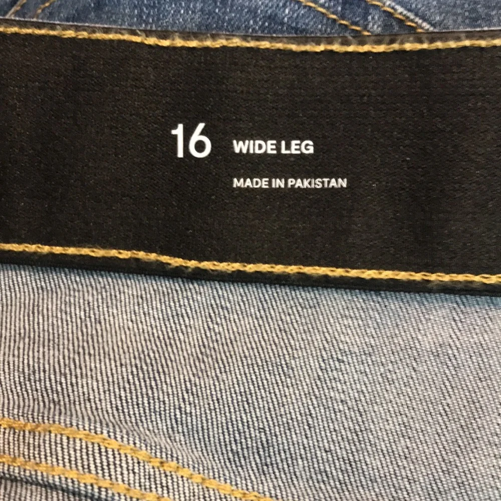 NEW Liz Claiborne Wide Leg Jean. 16‎